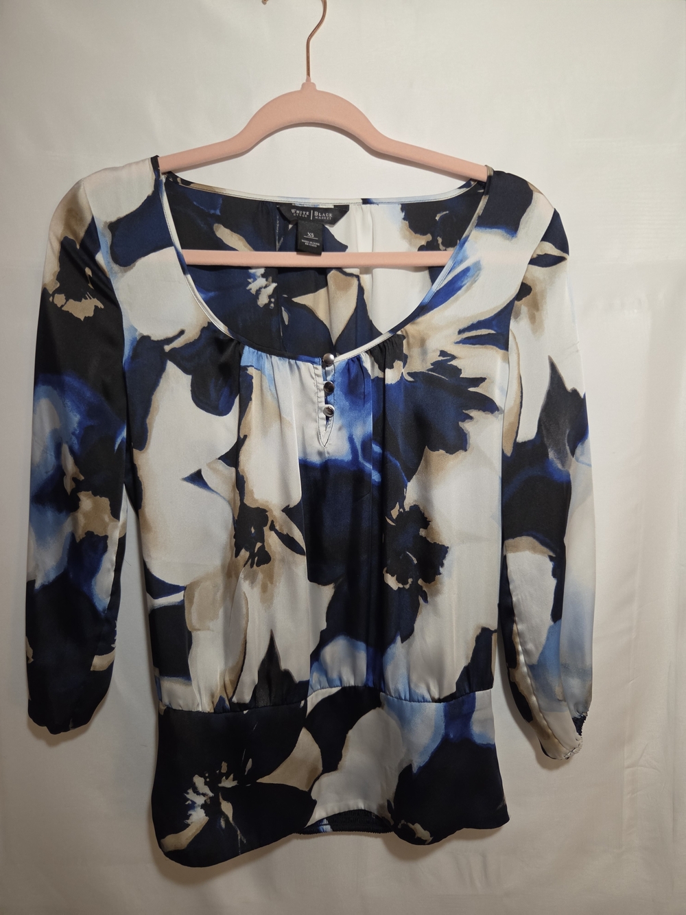 Listing Title

White House Black Market Blue Floral Satin Blouse XS